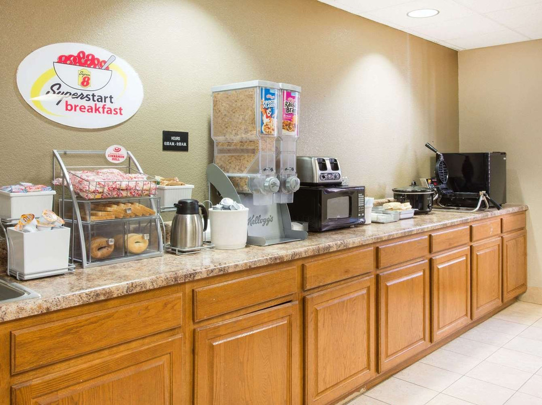 Super 8 by Wyndham Iola KS主图