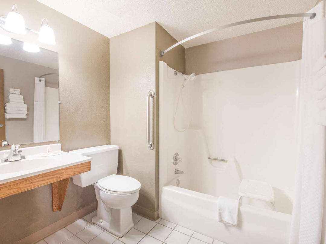 詹姆斯敦速8酒店主图