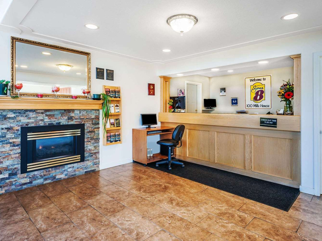 Super 8 by Wyndham 100 Mile House主图