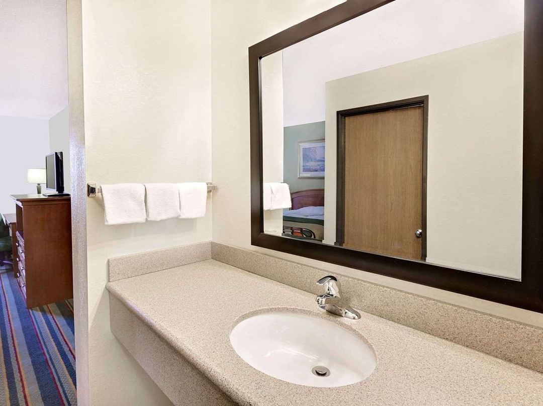 Super 8 by Wyndham Mt. Pleasant主图