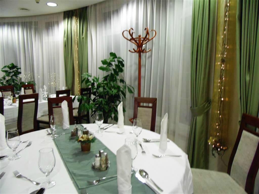 Garden Hotel Wellness És Konferencia-餐饮