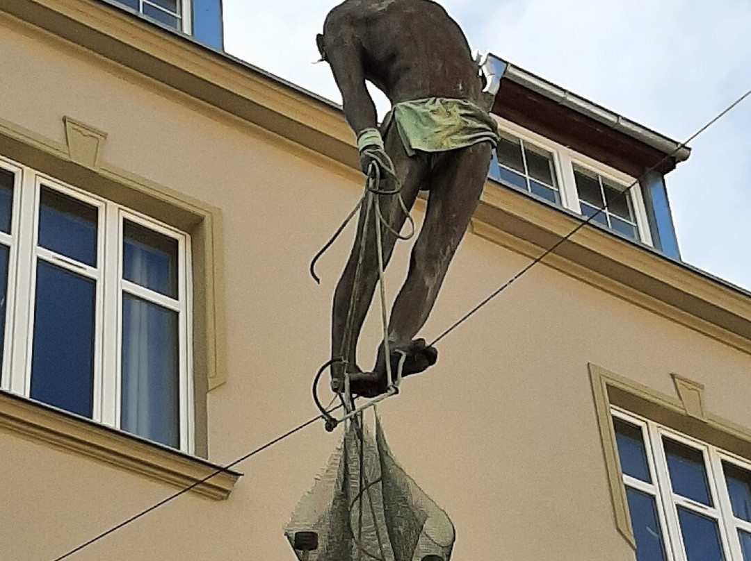 Statue Of A Tightrope Fisherman景点图片