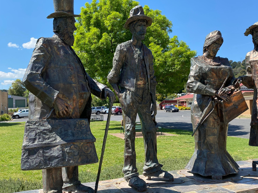 Dad & Dave, Mum & Mabel sculpture-刚达盖必去景点
