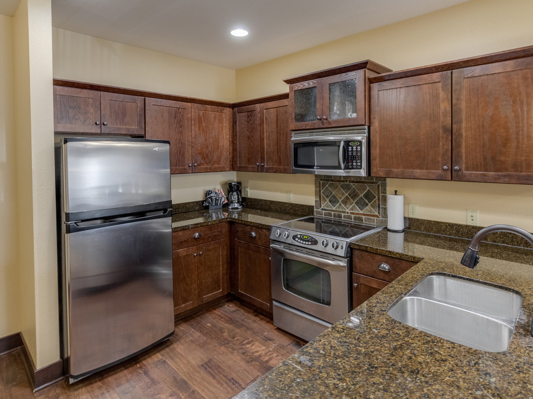 湖畔追逐渡假酒店主图