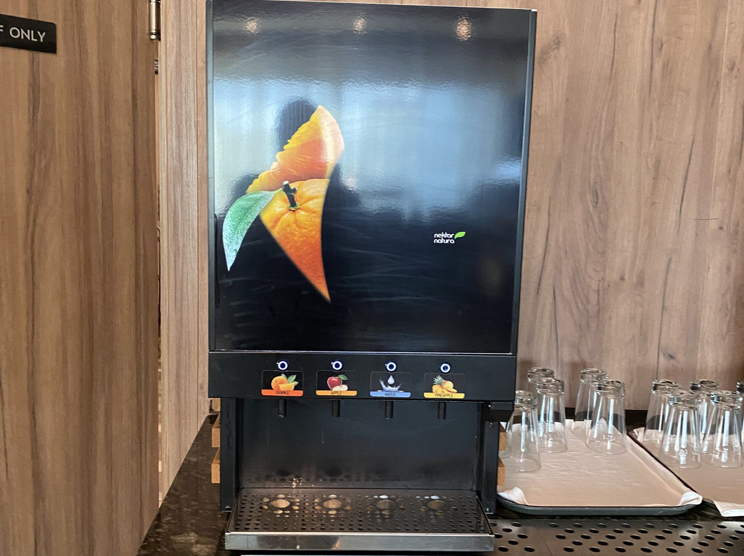 瓦尔纳金色郁金香酒店主图