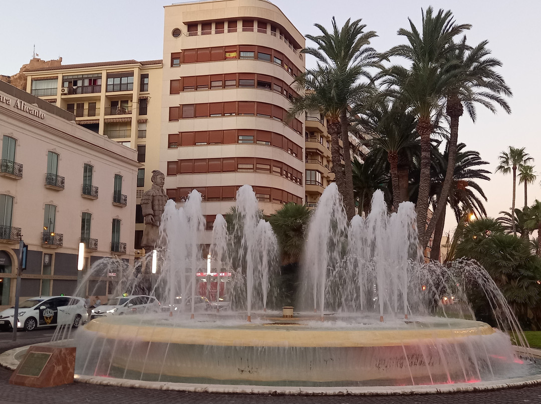 Plaça Porta del Mar景点图片