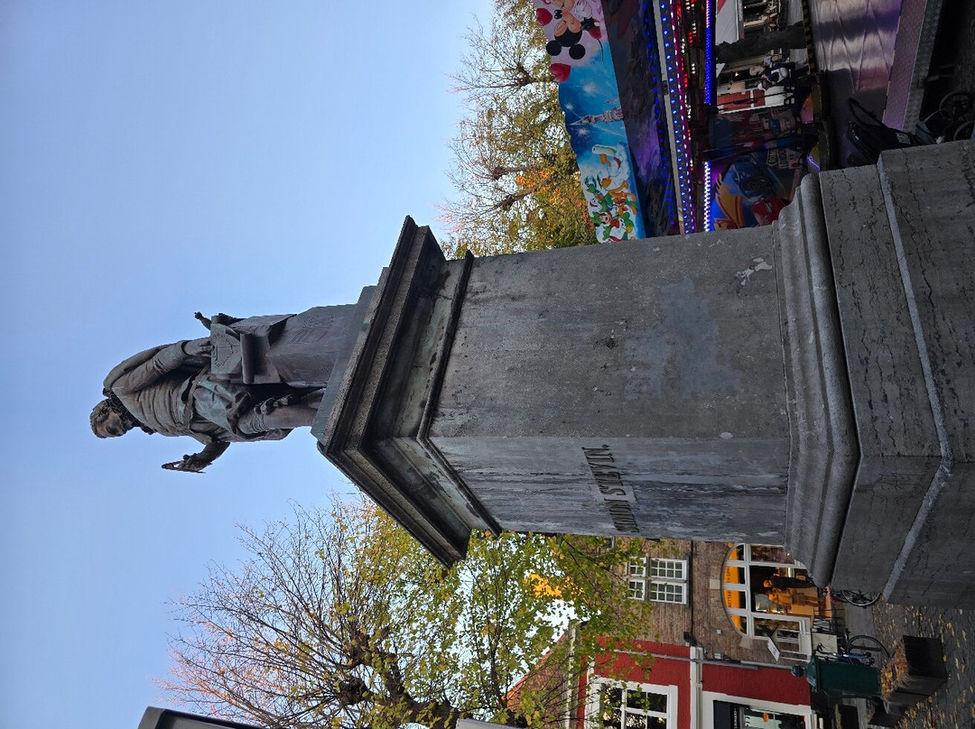 Square and Statue of Simon Stevin-布鲁日必去景点