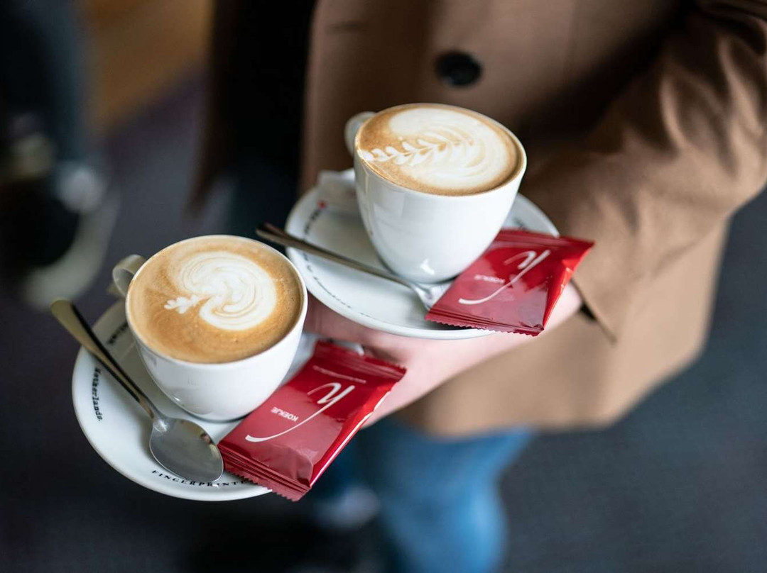 金色郁金香酒店主图