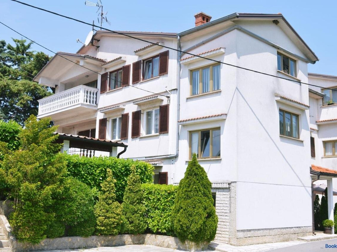Apartments and Rooms Lago Rupa