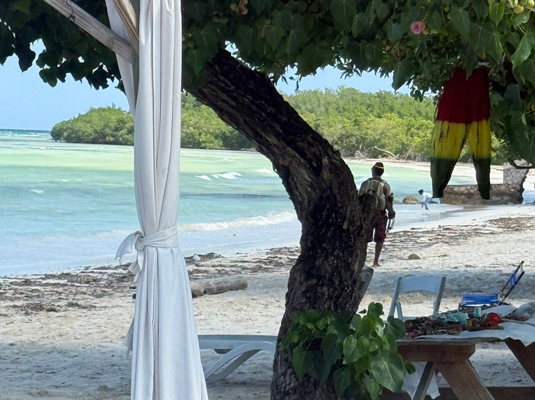 Red Stripe Beach-法尔茅斯必去景点