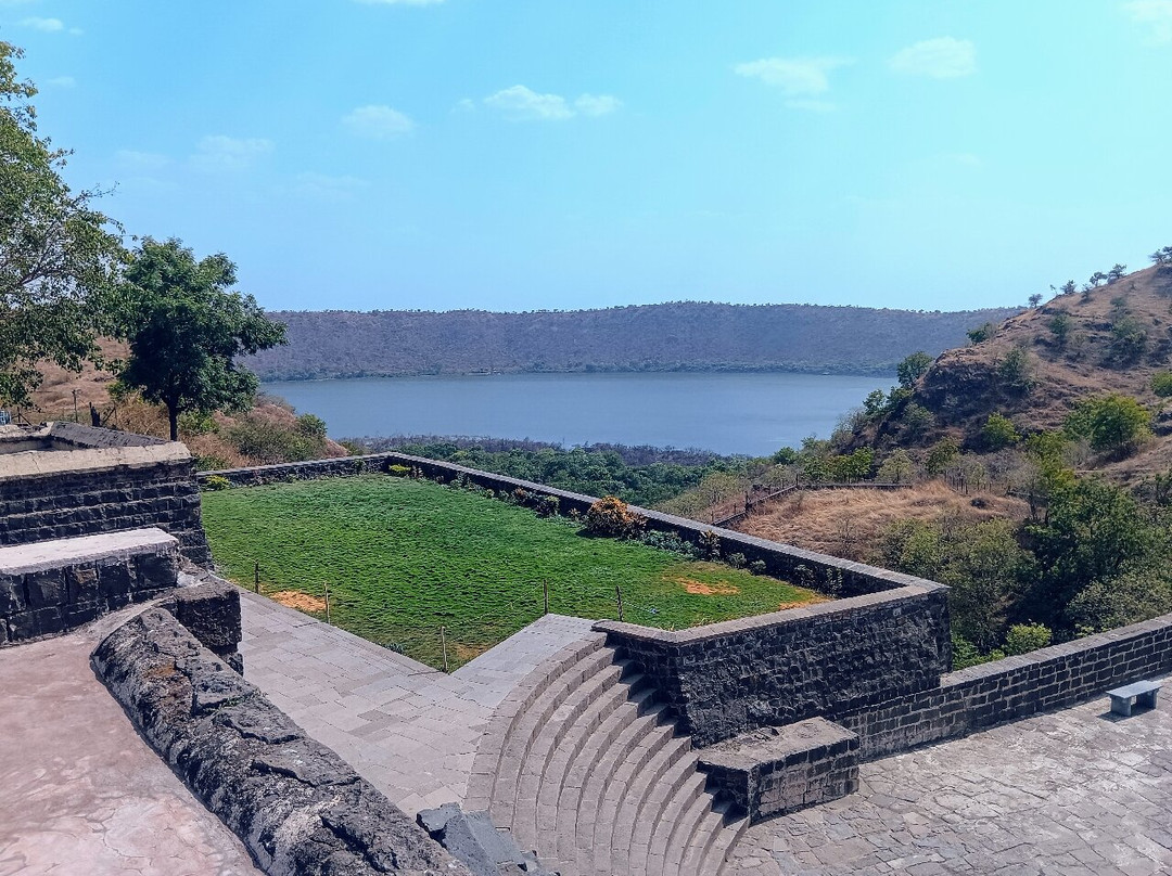 Lonar crater lake景点图片