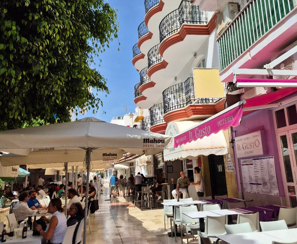 Calle Carmen-托雷莫里诺斯必去景点