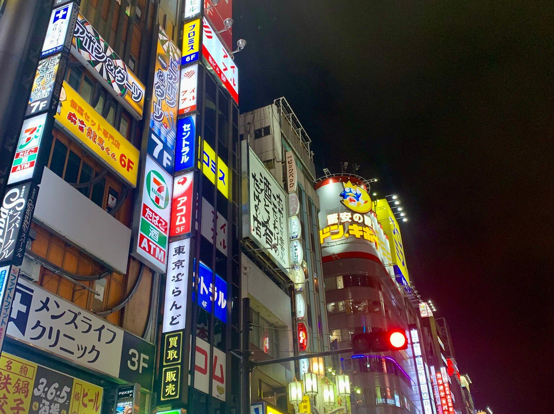 新宿哥斯拉等比头雕-Kabukicho必去景点