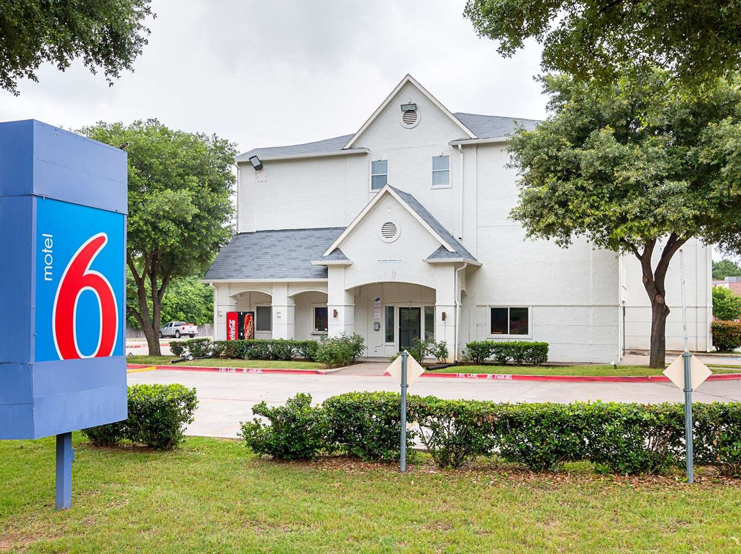 德克萨斯大草原城 - 六旗大道附近 6 号汽车旅馆