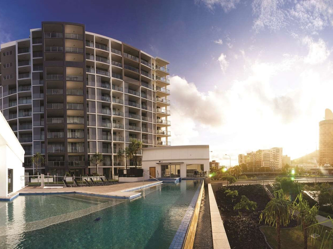 汤斯维尔假日盛橡套房酒店