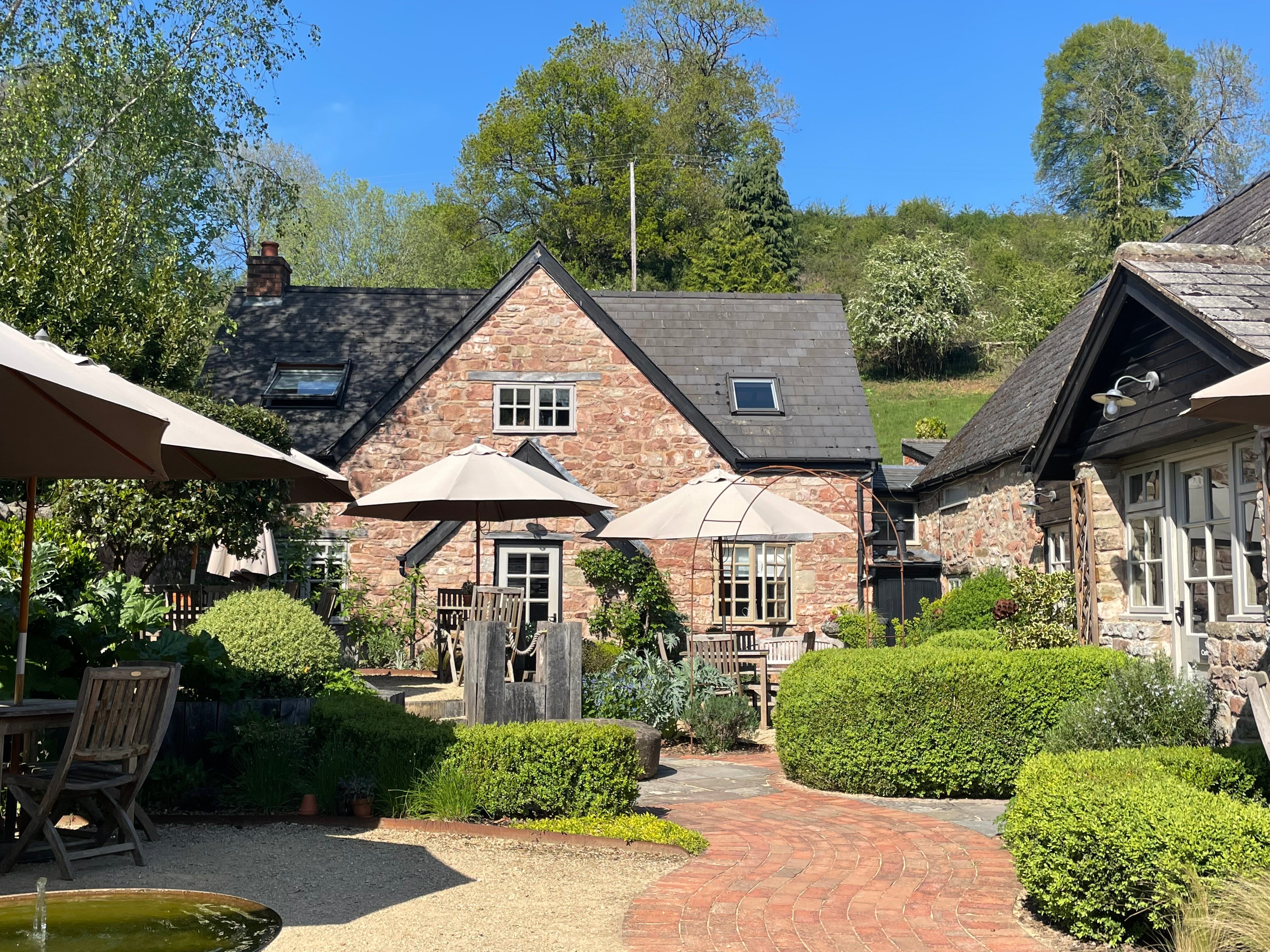 Tudor Farmhouse Hotel-浴室