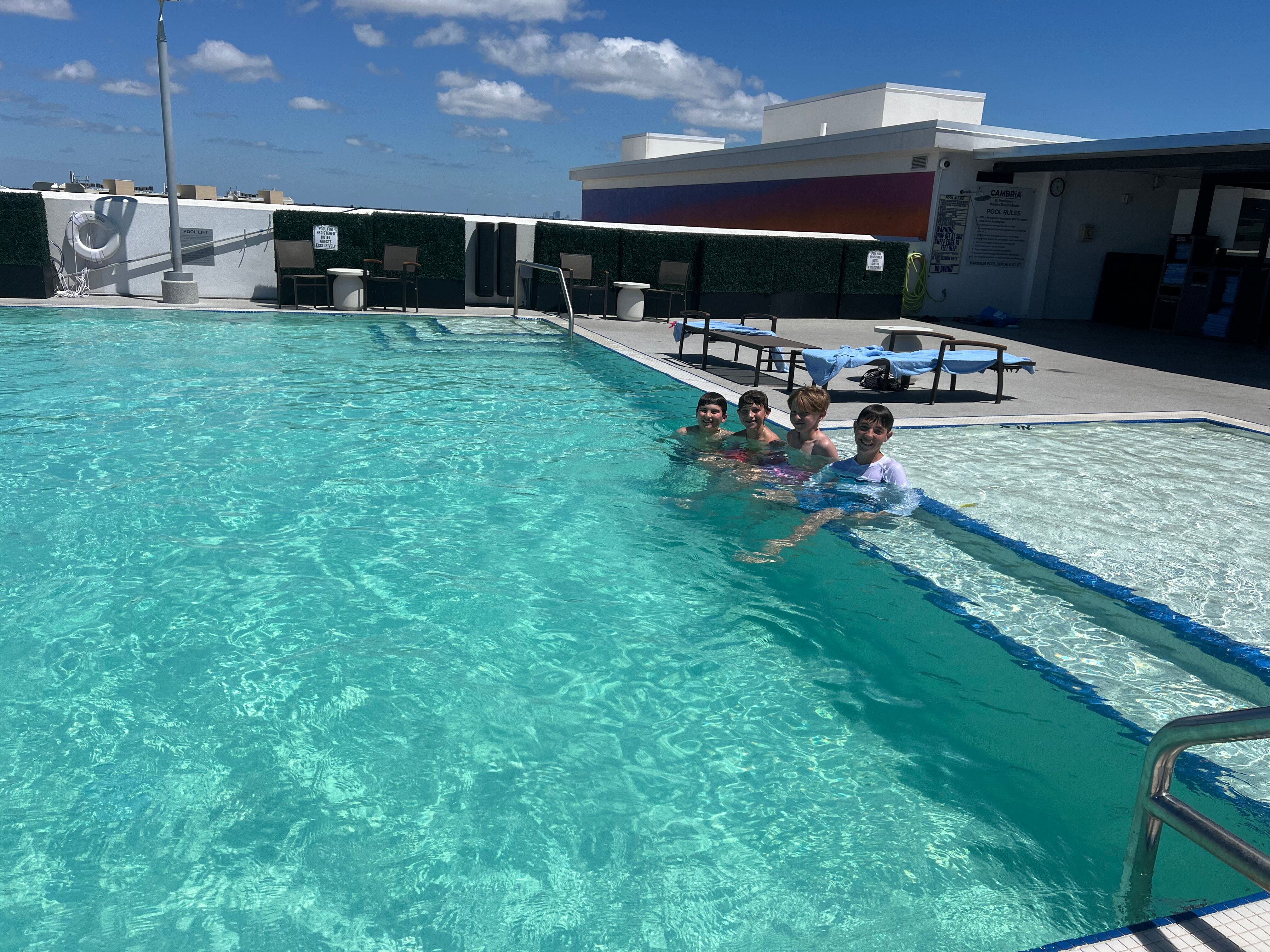 Cambria Hotel St Petersburg-Madeira Beach-泳池