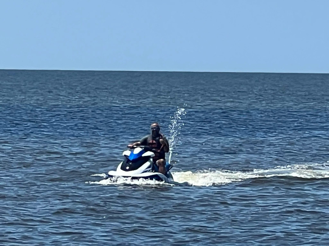 Charlie’s Boat Rentals-Waves必去景点