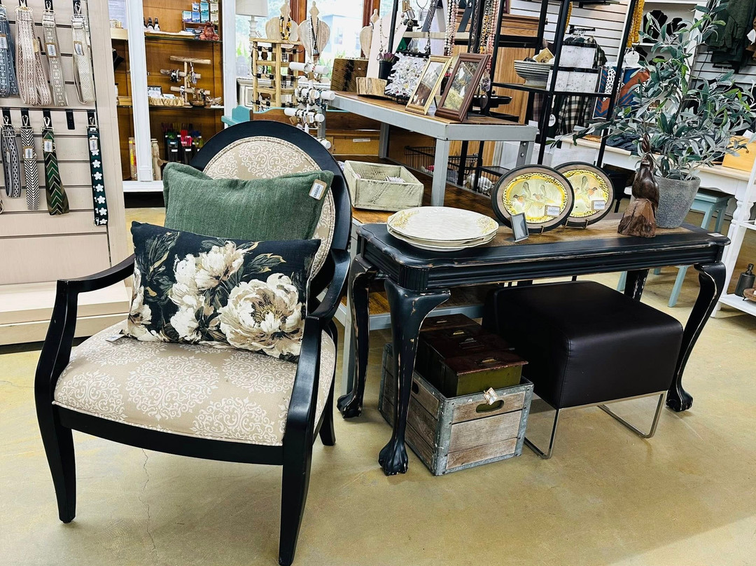 Salvage Sisters, A Repurposed Store-Baxter必去景点