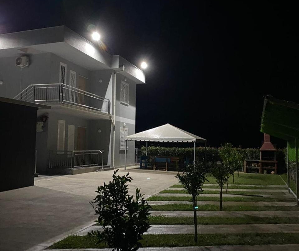 Guest Hours Kolaj