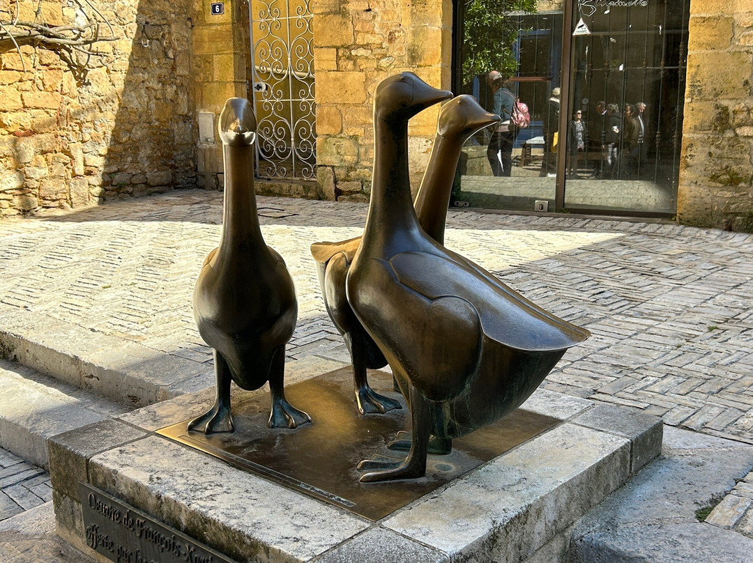 Statues des Trois Oies-萨尔拉必去景点