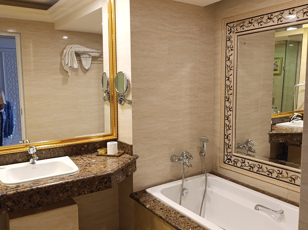 格兰德康提亚酒店主图