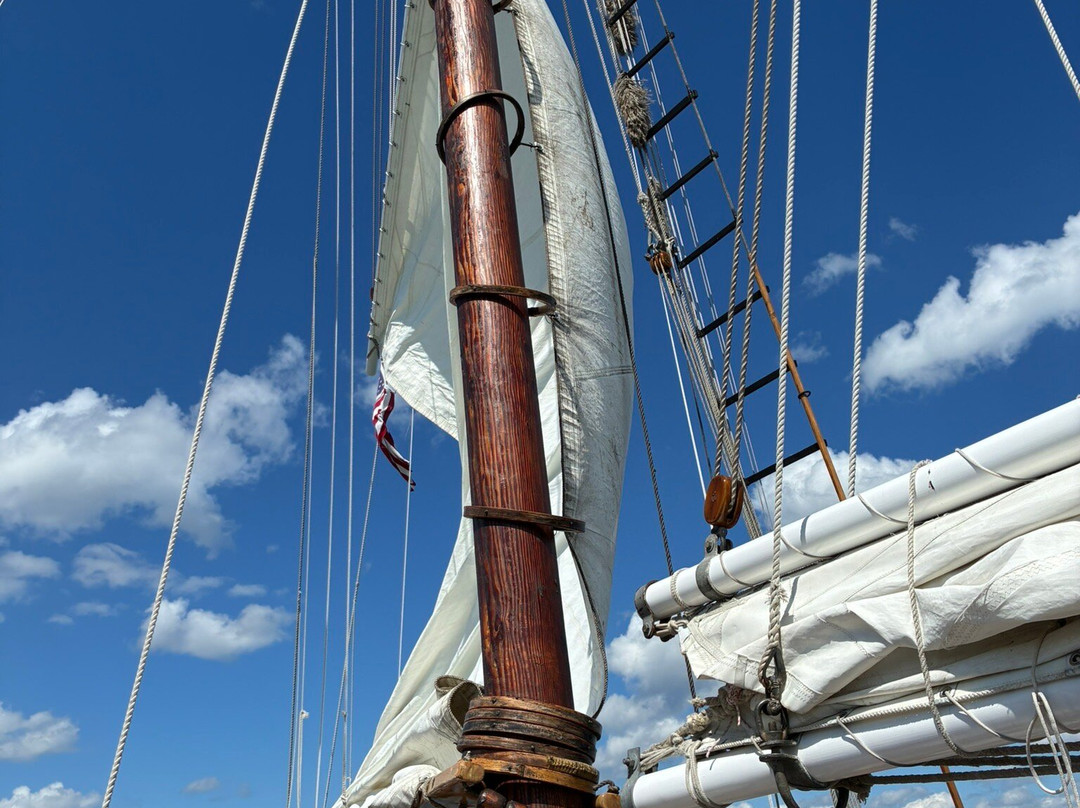 Poet's Lounge Sailing Charter-神秘河必去景点