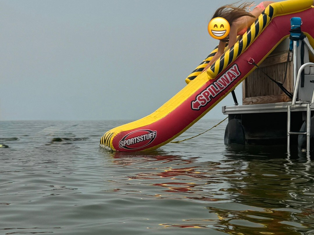 Charlie’s Boat Rentals-Waves必去景点