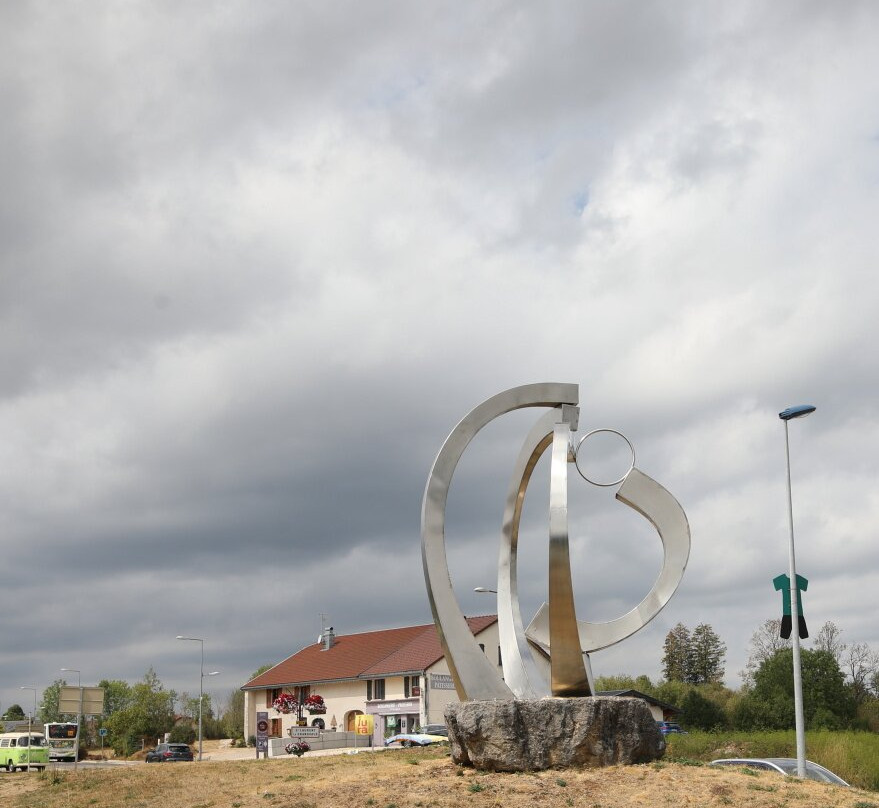 Sculpture le « Quatuor courbe »-Saint-Laurent-en-Grandvaux必去景点