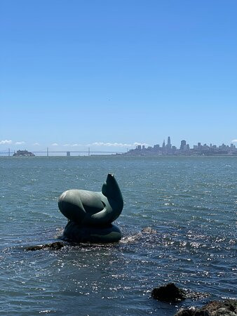 Sea lion sculpture景点图片