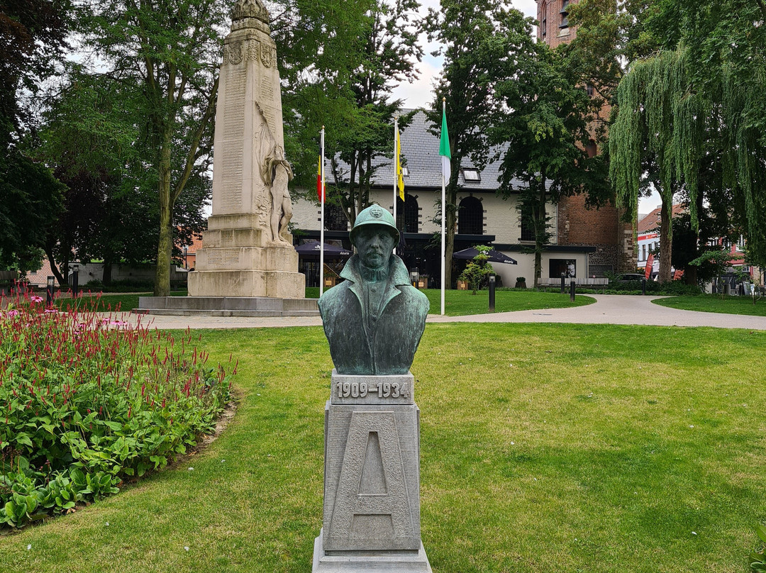 Herdenkingsmonument Den Bluuten Pompier景点图片