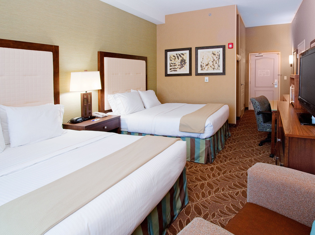 洛根快捷假日&套房酒店主图