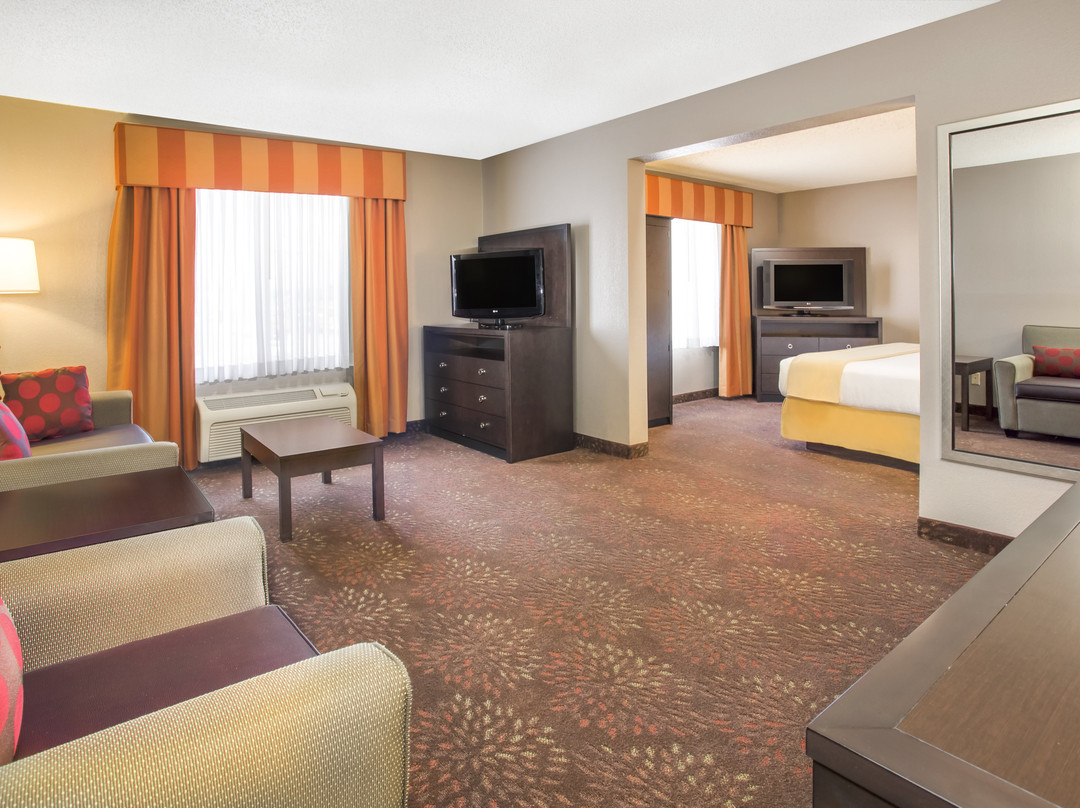 曼西快捷假日套房酒店主图