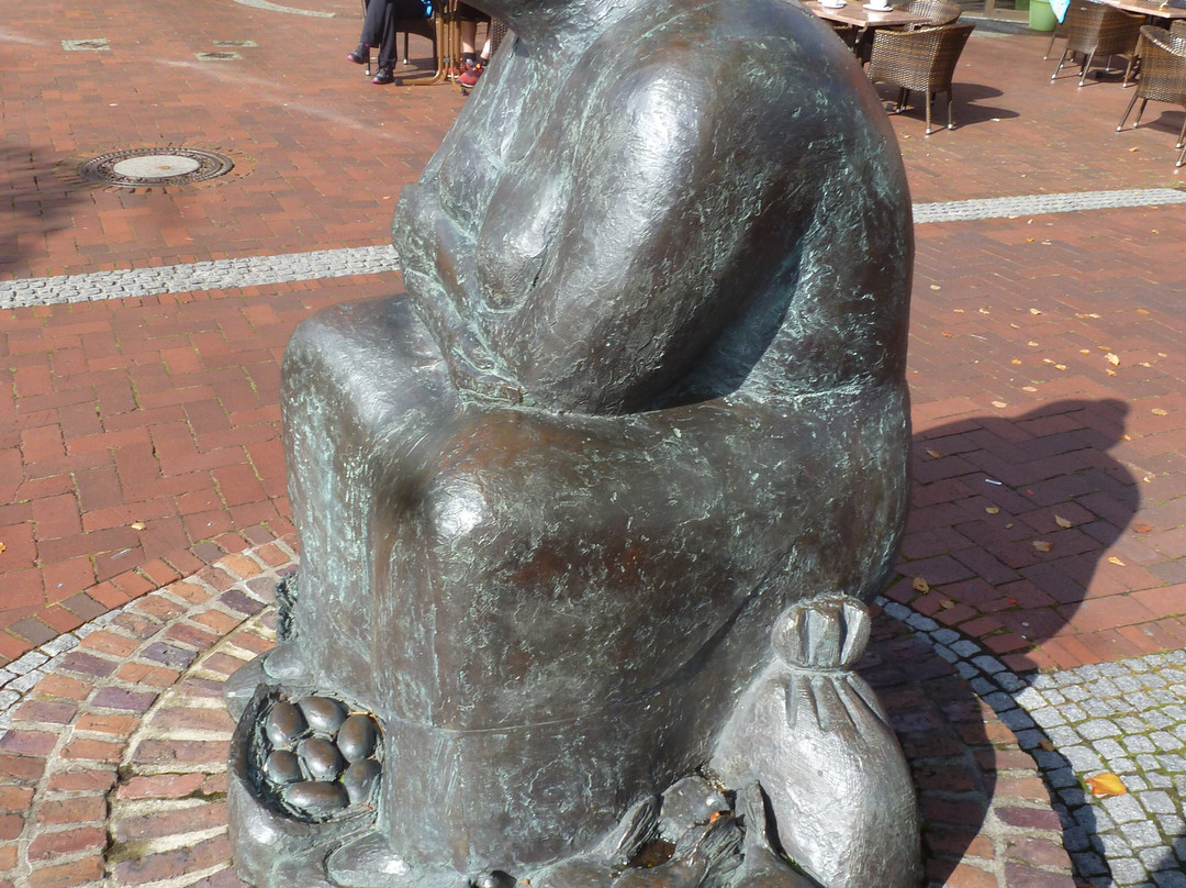 Bronze Figur Marktfrau Oma Apen-Westerstede必去景点