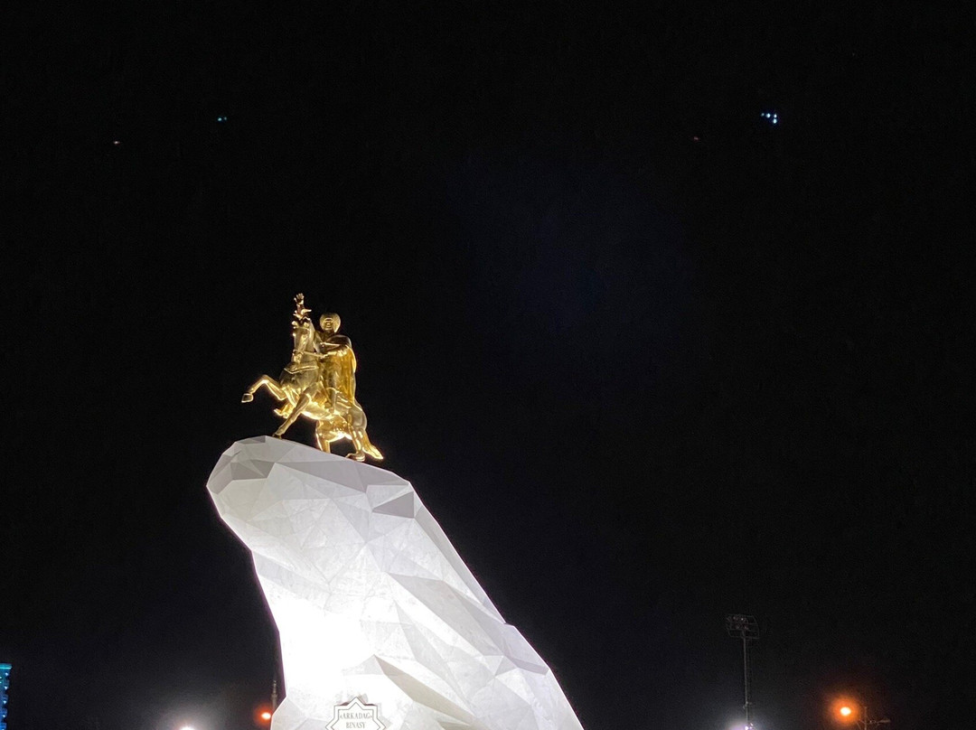 Statue of the President Arkadag-阿什哈巴德必去景点