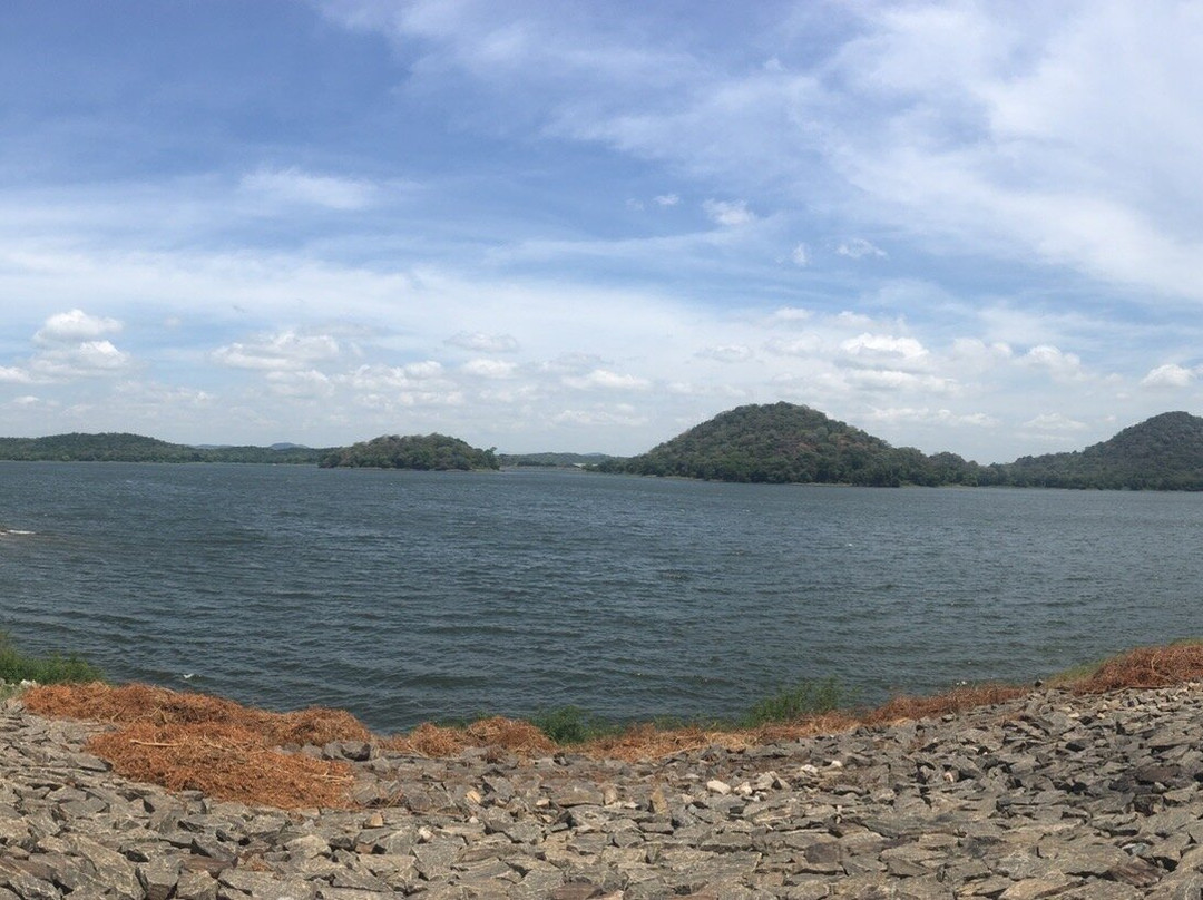 Giritale Lake景点图片