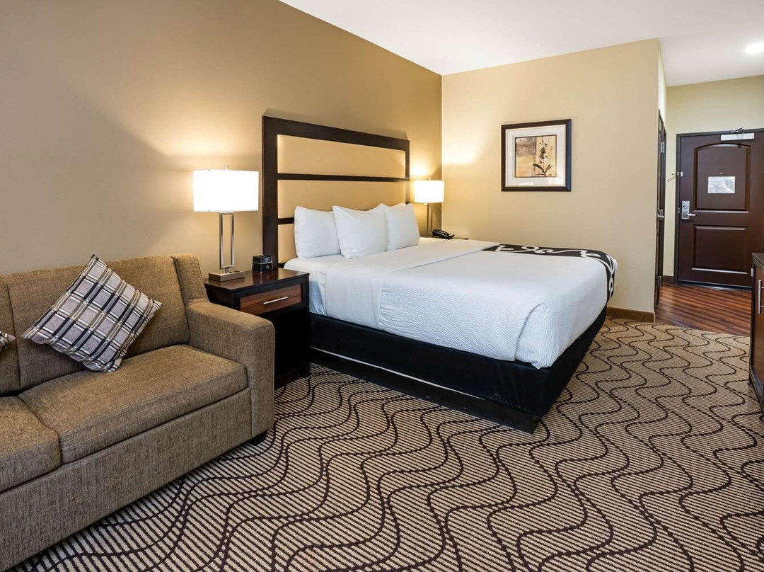 奥本拉昆塔套房酒店主图