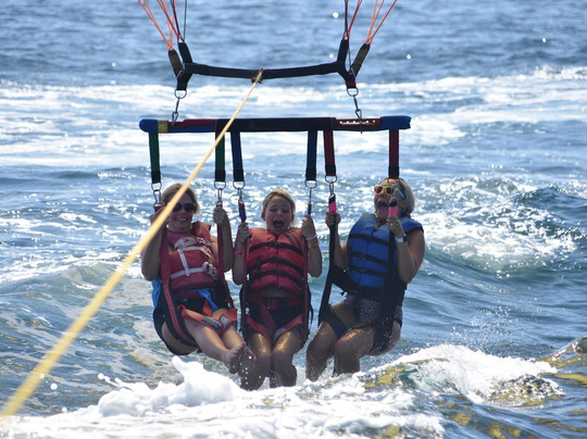 Chute for the Skye Parasailing-橙色海湾必去景点