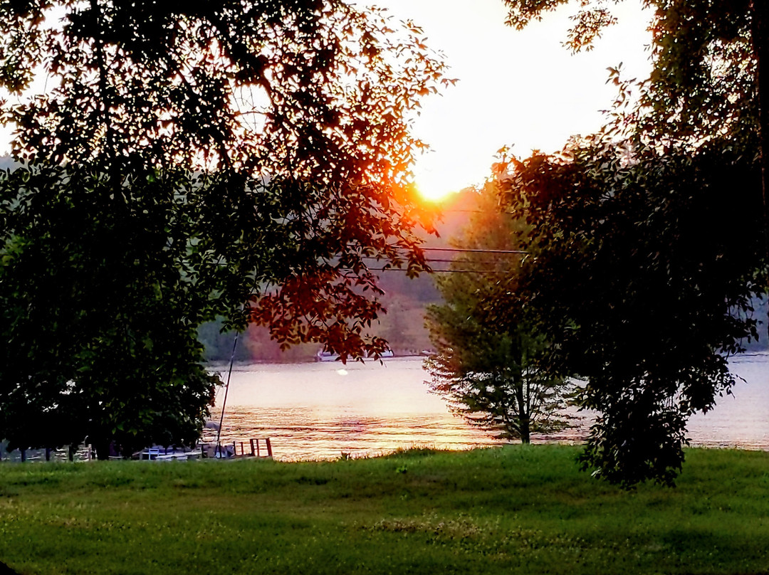 Bayside Resort Lake George主图