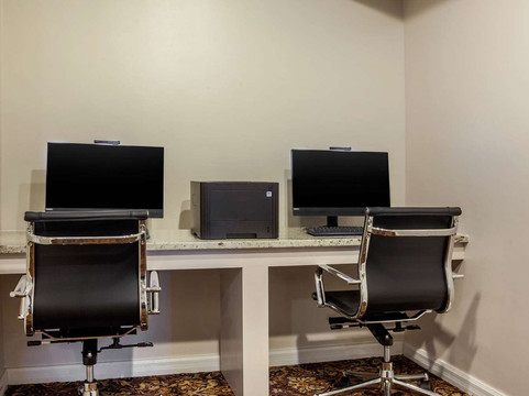 Clarion Hotel & Suites主图