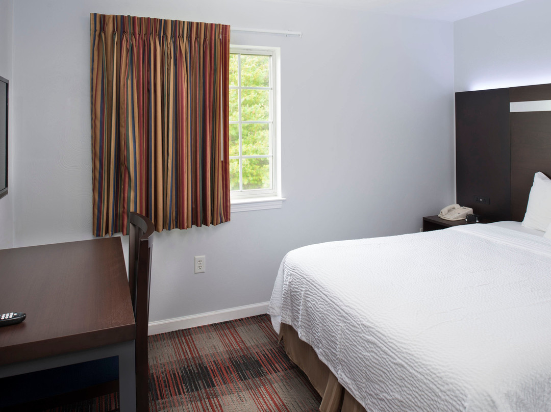 Luxbury Inn & Suites主图