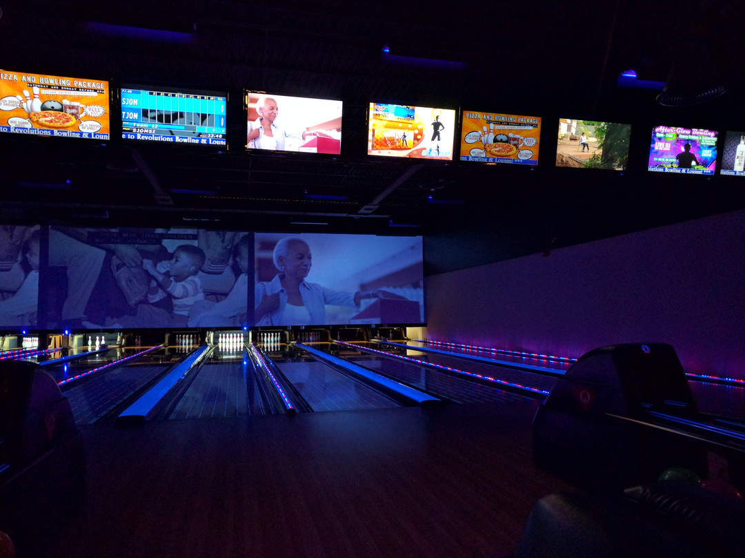 Revolutions Bowling and Lounge景点图片