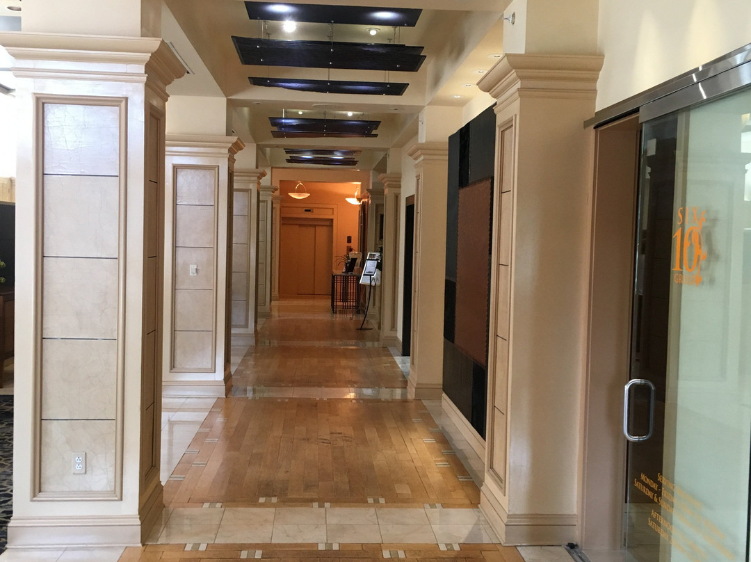 The Ashton Hotel主图