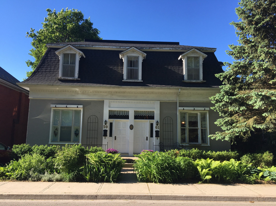 Sebringville酒店住宿-Crown House