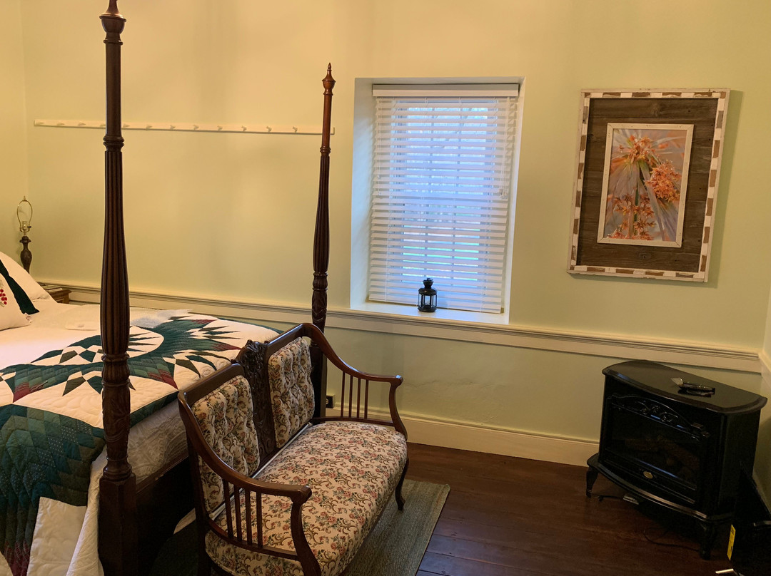 The Avenue Guesthouse and Gallery (formerly Forgotten Seasons Bed & Breakfast)主图