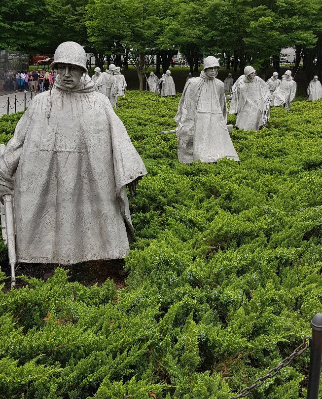韩战军人纪念碑景点图片