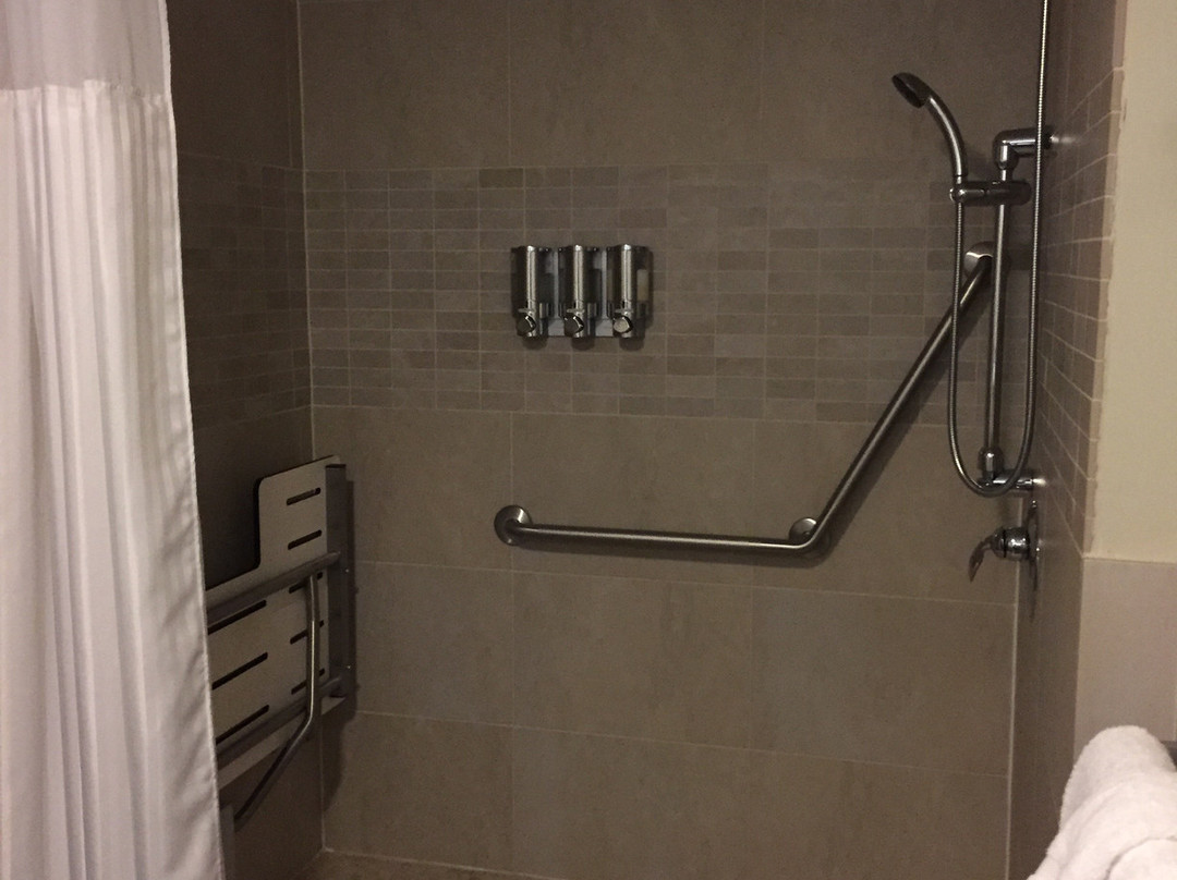 UBC西海岸套房酒店主图