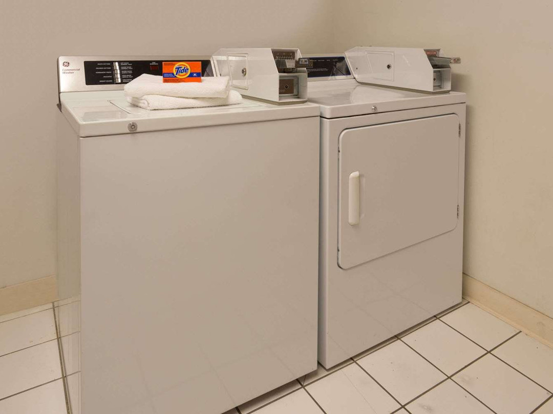 罗谢尔速8酒店主图