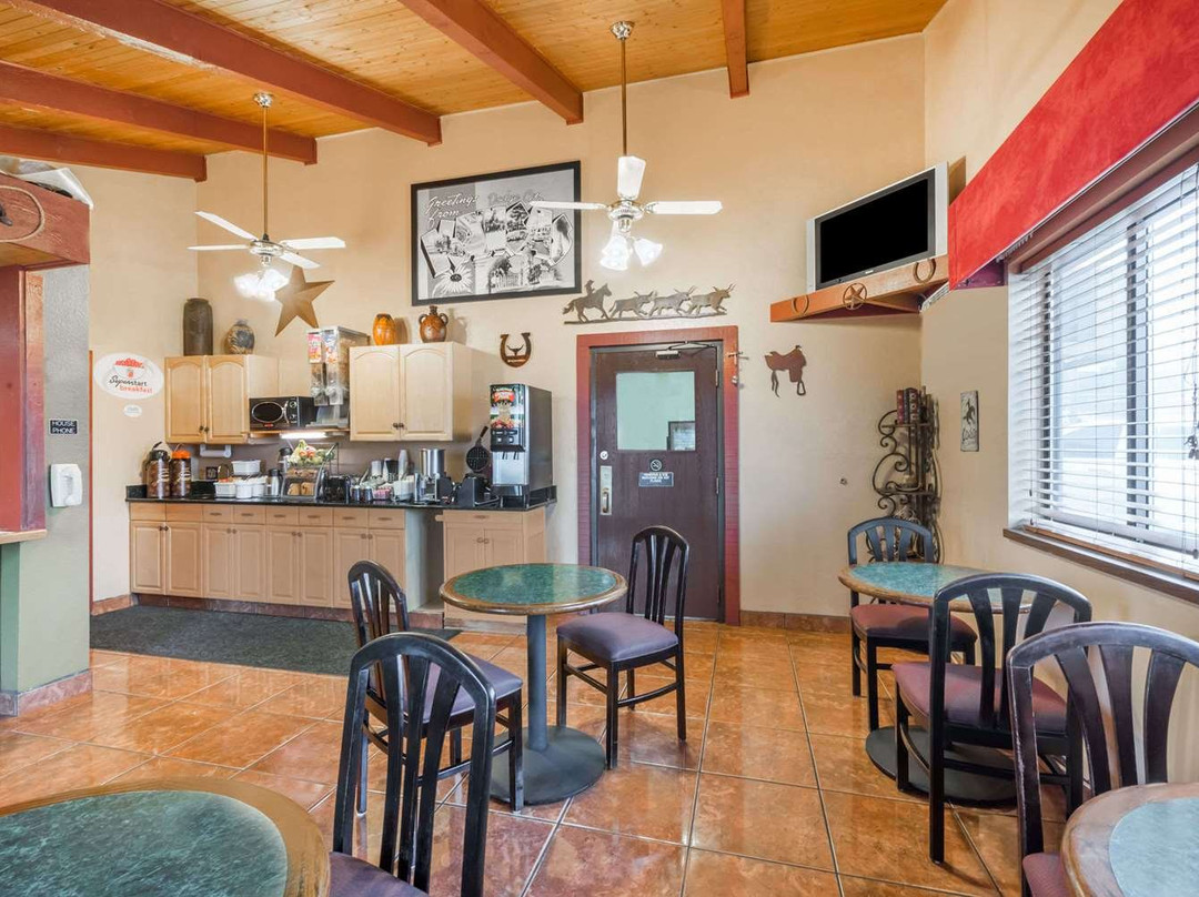 Super 8 by Wyndham Dodge City主图