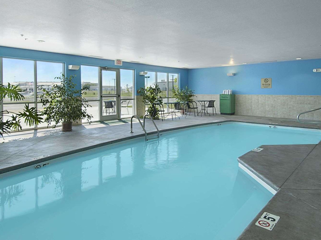 Super 8 by Wyndham Topeka at Forbes Landing主图